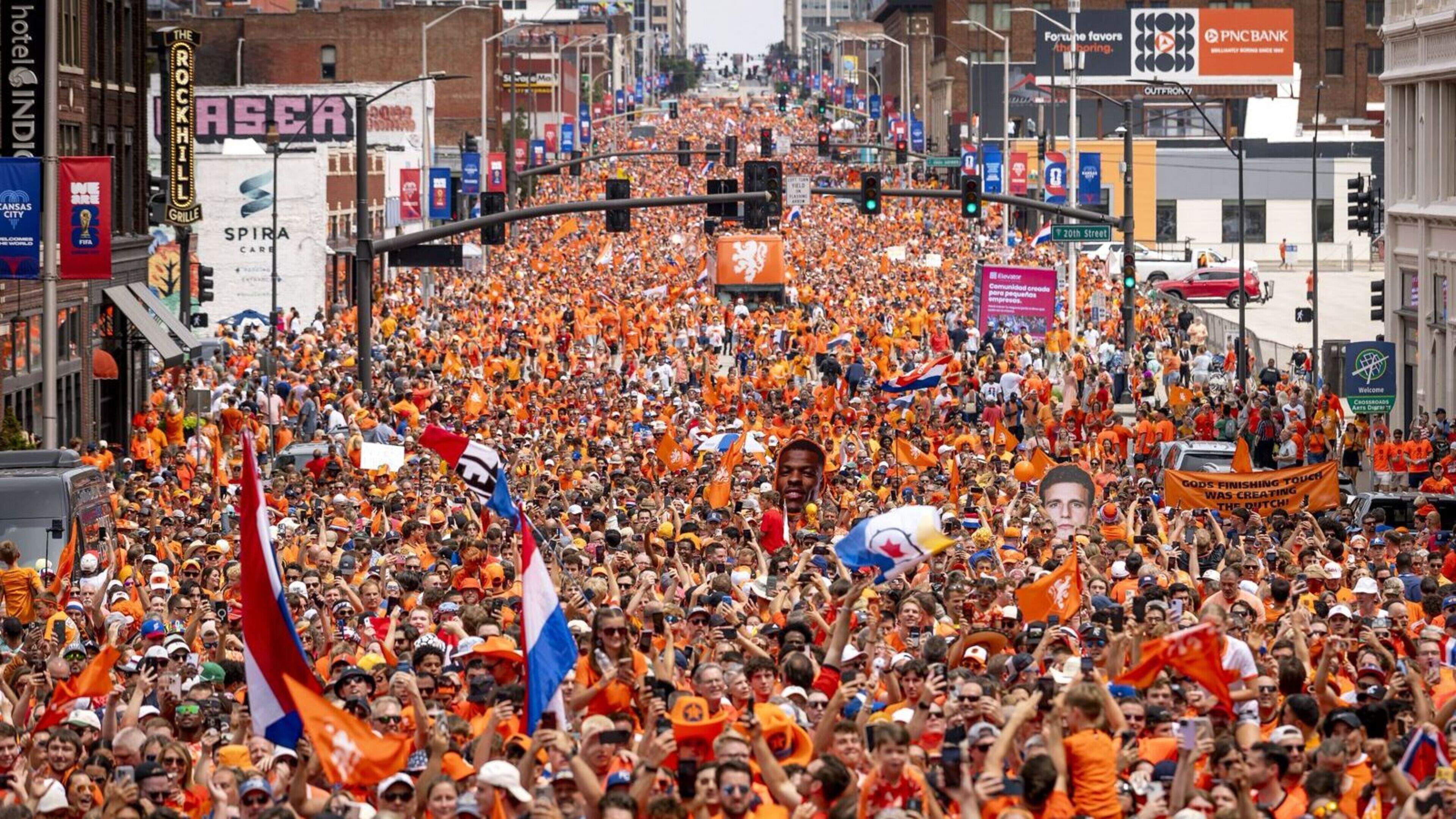 LIVE WK 2026 | Oranjemars in Kansas City drukste tot nu toe, lokale bevolking kijkt ogen uit
